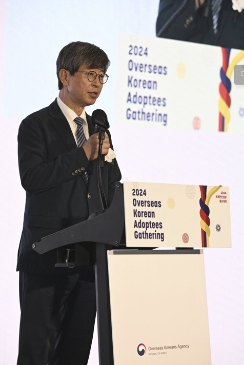 Lee Key-cheol, commissioner of the Overseas Korean Agency (OKA), speaks during the opening ceremony of the Overseas Korean Adoptees Gathering at Conrad Seoul in Yeouido, western Seoul, on Tuesday. [OVERSEAS KOREAN AGENCY]