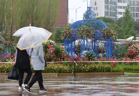 People walking by a garden created by domestic and foreign experts and citizens at Ttukseom Hangang Park in Seoul on Wednesday. [YONHAP]