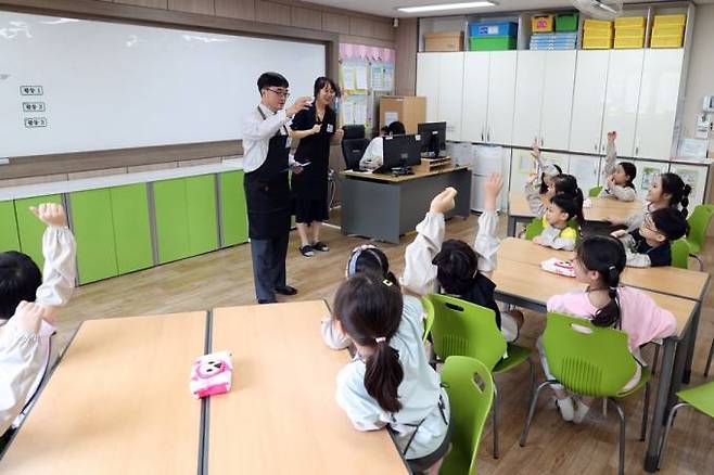 22일 대전 동서초등학교에서 늘봄학교 일일교사로 아이들과 함께 하는 임기근 조달청장. 조달청
