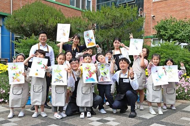 22일 대전 동서초등학교에서 열린 늘봄학교에서 조달물품인 교육용 전통 민화 색칠키트를 체험한 어린이들. 조달청 