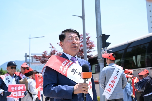 백경현 구리시장이 22일 한국도로공사 앞에서 열린 집회에서 33번째 한강 횡단 교량에 대해 '구리대교 명명'을 촉구하고 있다. 구리시 제공