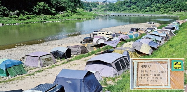 21일 오후 연천군 전곡읍 한탄강 국민관광지 모래밭에 불법 장기 알박기 텐트 수십 개가 줄지어 설치돼 있다. 이 텐트 중 상당수는 1년 내내 철거되지 않은 채 주말 야영에 이용되고 있으며 타인에게 대여도 해주는 것으로 파악됐다. 윤원규기자