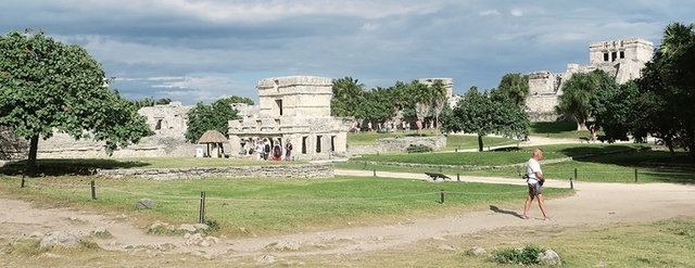 툴룸 유적지의 대궁전(왼쪽)과 엘 카스티요(오른쪽). 박태수 수필가