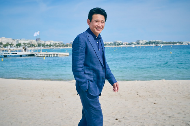 영화 ‘베테랑2’로 올해 칸영화제에 진출한 배우 황정민이 21일(현지시각) 칸의 해변을 걷고 있다. 그는 영화 ‘공작’ 이후 6년 만에 칸의 레드카펫을 다시 밟았다. [CJ ENM·외유내강]