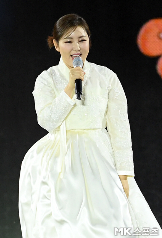 송가인은 우아한 한복 자태를 뽐내며 관객들의 시선을 사로잡았다.사진=MK스포츠DB
