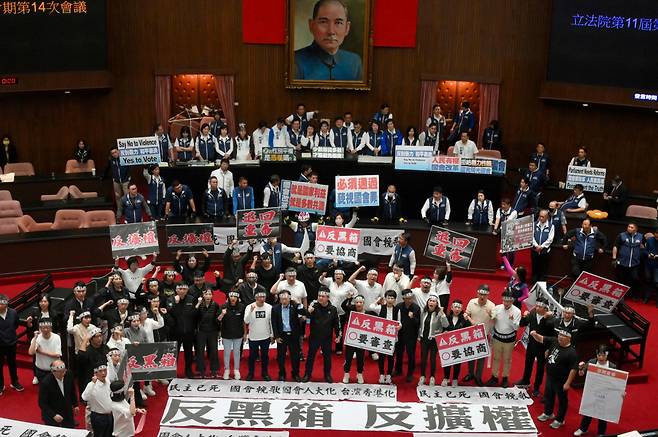 21일(현지시간) 라이칭더 신임 총통이 취임한 지 하루 만에 대만 입법위원이 혼란에 휩싸였다. 2024.05.21.  /AFPBBNews=뉴스1
