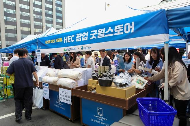 지난 21일 현대엔지니어링 서울시 계동 본사에 마련된 굿윌스토어 팝업스토어에서 임직원과 지역민들이 물품을 구경하고 있다./사진=현대엔지니어링