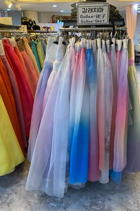 경복궁 근처 한복 대여점에 걸려 있던 갈래치마. 관광객들에게 인기가 많다고 했다./사진=남형도 기자