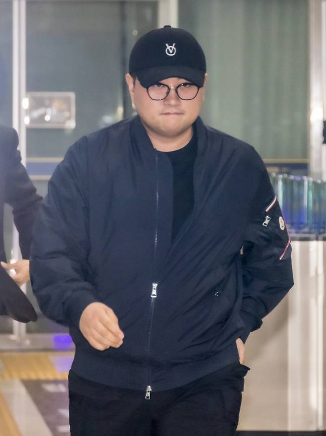 뺑소니 혐의와 음주 운전 의혹을 받는 가수 김호중이 지난 21일 오후 서울 강남경찰서에서 조사를 마치고 나오고 있다. /사진=공동취재단
