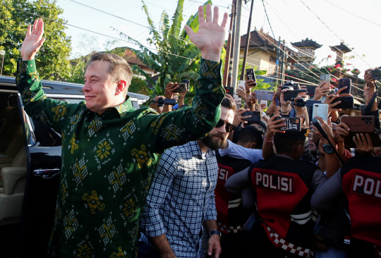 지난 19일 인도네시아 발리를 방문한 테슬라의 CEO 일론머스크(왼쪽). 로이터 연합뉴스