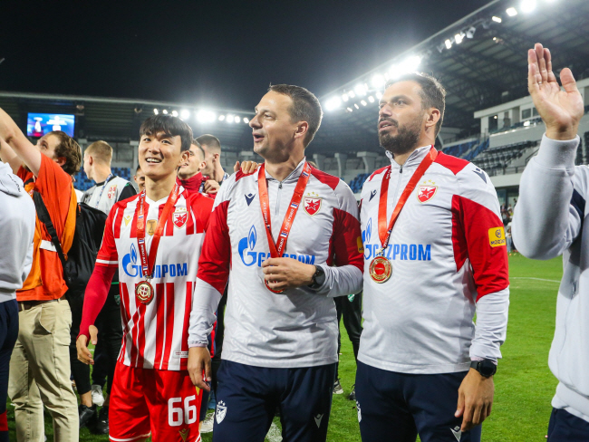 츠르베나 즈베즈다의 황인범(왼쪽)이 22일 오전(한국시간) 세르비아 로즈니차의 라가토르 스타디움에서 세르비아컵 우승 메달을 목에 건 채 환하게 웃고 있다.  츠르베나 즈베즈다 SNS