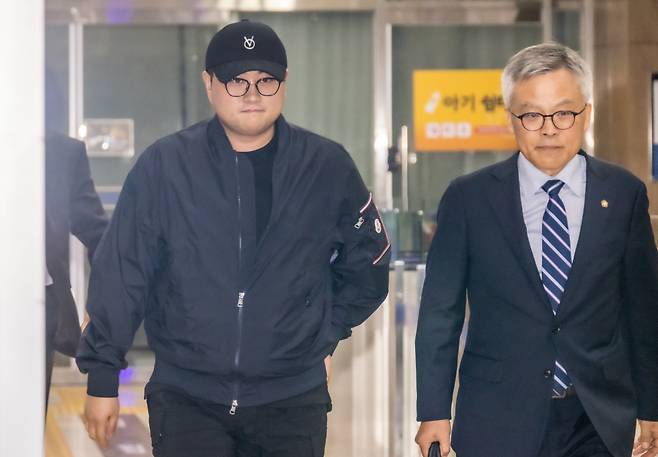 '음주 뺑소니' 혐의를 받는 트로트 가수 김호중이 21일 오후 서울 강남경찰서에서 조사를 마친 뒤 귀가하고 있다. [연합]