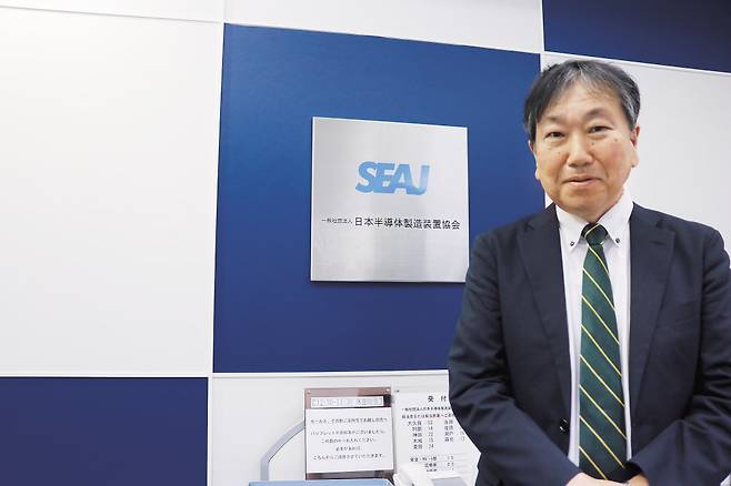 고바야시 쇼히데 일본반도체제조장치협회 사무국장은 일본 도쿄 지요다구 협회 사무실에서 가진 헤럴드경제와의 인터뷰에서 “한국 투자를 고민하는 일본 반도체 장비업체들이 늘어나고 있다”면서도 “삼성과 SK하이닉스에 대한 한국 정부의 지원이 적은 점은 의외”라고 말했다. 김현일 기자