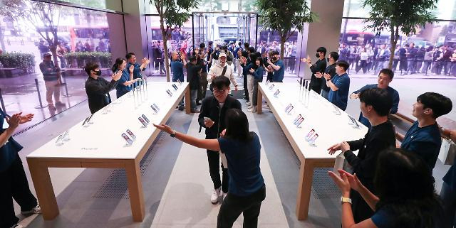 애플 매장이 문을 열자마자 젊은세대들이 몰려들고 있다.