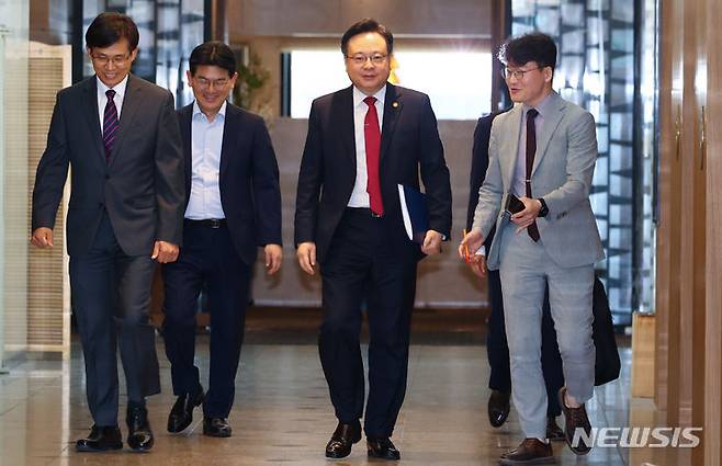 [서울=뉴시스] 황준선 기자 = 조규홍(가운데) 보건복지부 장관이 22일 오후 서울 중구 프레스센터에서 열린 기자간담회에 참석하고 있다. 2024.05.22. hwang@newsis.com