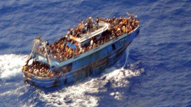 그리스 해안경비대에 의해 포착된 침몰하기 전의 난민선 모습. 연합뉴스
