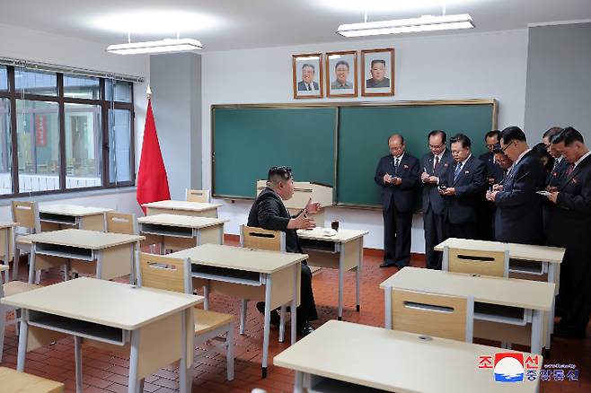 조선중앙통신은 김정은 북한 국무위원장이 지난 21일 금수산지구 노동당 중앙간부학교 준공식에 참석해 기념 연설을 했다고 22일 보도했다. 연합뉴스