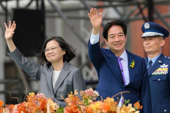 라이칭더 신임 대만 총통(오른쪽)이 20일 타이베이에서 열린 취임식 행사에서 차이잉원 전 총통과 함께 손을 흔들고 있다. 연합뉴스