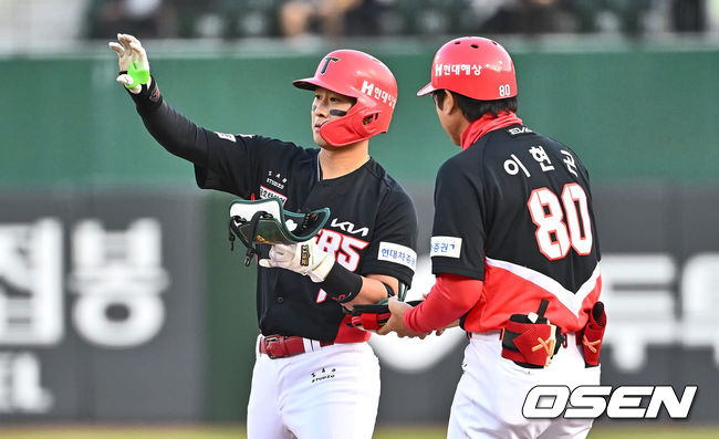 [OSEN=부산, 이석우 기자] 21일 부산 사직구장에서 2024 신한 SOL 뱅크 KBO 리그 롯데 자이언츠와 KIA 타이거즈의 경기가 열렸다.두산과의 연장 무승부를 기록한 롯데는 반즈를 선발로 내세우고 NC전 스윕승을 올린 KIA는 네일을 선발로 기세를 이어간다.KIA 타이거즈 박찬호가 1회초 중견수 왼쪽 안타를 치고 세리머니를 하고 있다. 2024.05.21 / foto0307@osen.co.kr