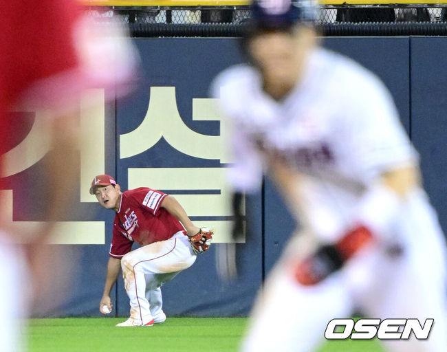 [OSEN=잠실, 최규한 기자] 22일 오후 서울 잠실야구장에서 ‘2024 신한 SOL Bank KBO리그’ 두산 베어스와 SSG 랜더스의 경기가 열렸다.이날 홈팀 두산은 김민규, 방문팀 SSG는 김광현을 선발로 내세운다.8회말 1사 1루 상황 두산 정수빈의 뜬공 타구를 SSG 우익수 하재훈이 놓치는 실책을 범하고 있다. 2024.05.22 / dreamer@osen.co.kr