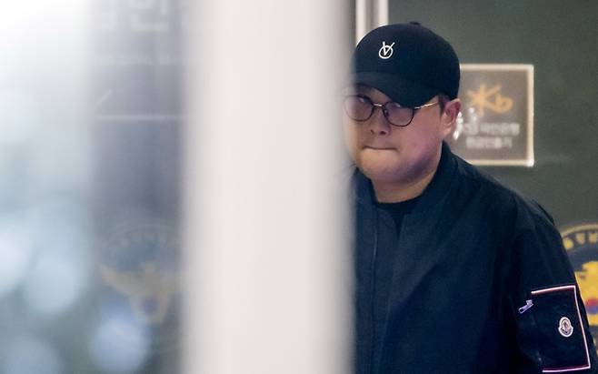 음주 뺑소니 혐의를 받는 트로트 가수 김호중이 21일 오후 서울 강남구 강남경찰서에서 경찰 조사를 받은후 귀가하고 있다.&nbsp; &nbsp; 공동취재