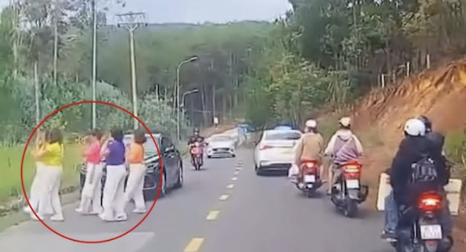 베트남의 도로에서 차량의 통행을 막고 춤을 추는 여성들의 영상이 공개돼 논란이 됐다. 출처 = 뚜오이째