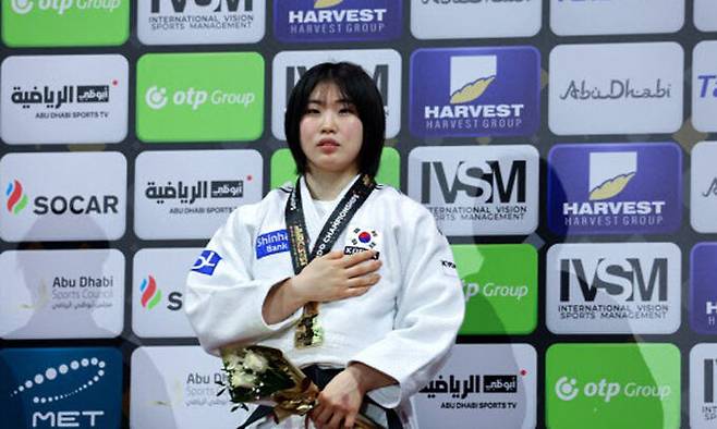 한국 여자 유도 국가대표 선수 허미미(경북체육회)가 지난 21일&nbsp;세계 유도 선수권 여자 57kg급 결승전에서 우승한 뒤 국기에 대한 경례를 하고 있다. 허미미는 독립운동가 허석(1857∼1920) 선생의 5대손이다. 대한유도회 제공