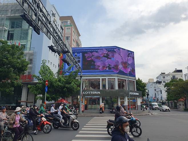 베트남 명문 인문사회과학대학 앞에 위치한 롯데리아 점포. 베트남에서 유일하게 개인, 친구 단위 고객이 많은 점포다.