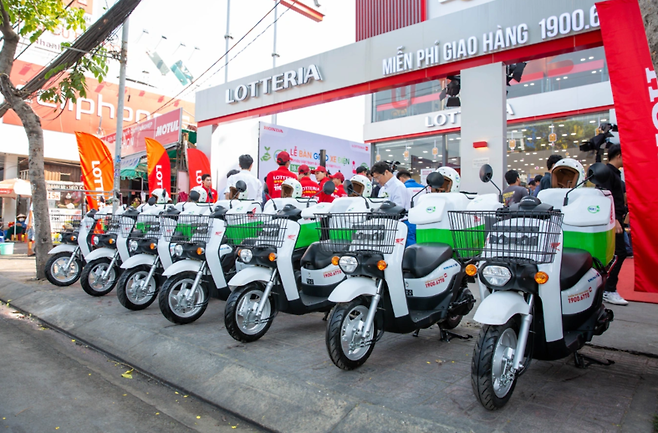 지난 1월 베트남 롯데리아가 배달 오토바이로 도입한 혼다 전기 오토바이. 이를 통해 친환경 경영에도 앞장서겠다는 계획이다. 