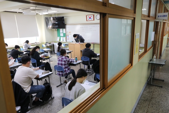국가공무원 7급 공개경쟁채용 제2차 시험이 치러진 지난 2022년 7월 15일 서울 강남구의 한 시험장에서 수험생들이 시험 시작을 기다리고 있다. 인사혁신처 제공