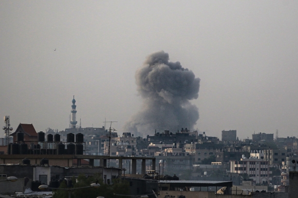 라파 공습 - 2024년 5월 19일(현지시간) 이스라엘과 팔레스타인 무장정파 하마스 간 분쟁이 계속되는 가운데 가자지구 동부 라파에서 이스라엘의 폭격으로 연기가 피어오르고 있다. / 사진=AFP 연합뉴스