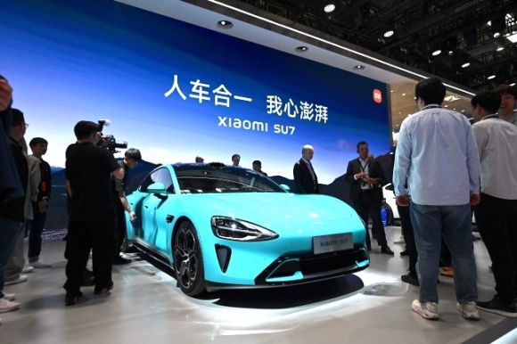 지난달 25일 중국 베이징모터쇼에 전시된 샤오미의 첫 전기차 SU7. 베이징 AFP 연합뉴스
