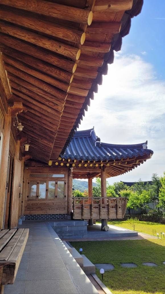 전남 강진군 달빛한옥마을에서 농촌체류형 프로그램 ‘푸소’에 동참해 숙박을 제공하는 한 가옥의 모습.  푸소 이용객을 위해 주민이 직접 아침 식사도 정성껏 차려준다. 강진 강주리 기자