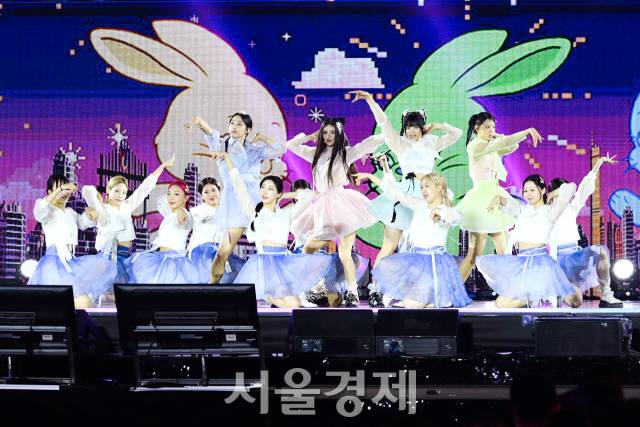 그룹 뉴진스(New Jeans)가 21일 오후 서울 종로구 경복궁 흥례문에서 열린 ‘코리아 온 스테이지(KOREA ON STAGE)’에서 무대를 선보이고 있다. 김규빈 기자 2024.05.21