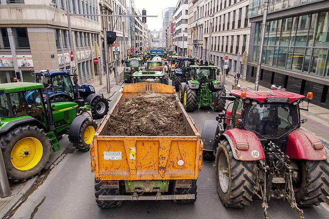지난 3월26일 유럽연합 본사가 있는 벨기에 브뤼셀에서 농민들이 유럽연합의 환경 제재와 값싼 수입농산물에 반대하는 트랙터 시위를 벌였다. ⓒEPA