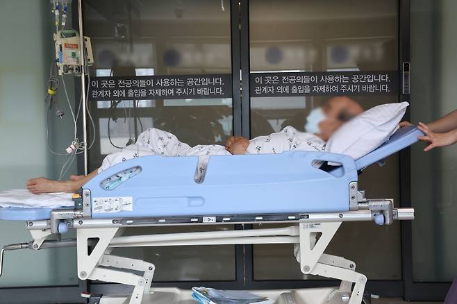의정 갈등이 계속되는 가운데 22일 서울의 한 대학병원에서 병상에 누운 한 환자가 전공의 공간 앞을 지나고 있다. ⓒ연합뉴스