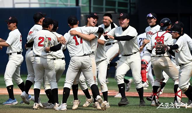 22일 서울 목동야구장에서 ‘제 78회 황금사자기 전국고교야구대회 겸 주말리그 왕중왕전(동아일보사·스포츠동아·대한야구소프트볼협회 공동주최)’ 중앙고와 유신고의 16강 경기가 열렸다. 중앙고가 유신고를 상대로 5-4 승리를 거둔 후 선수들이 그라운드에서 기쁨을 나누고 있다. 목동 | 김민성 기자 marineboy@donga.com