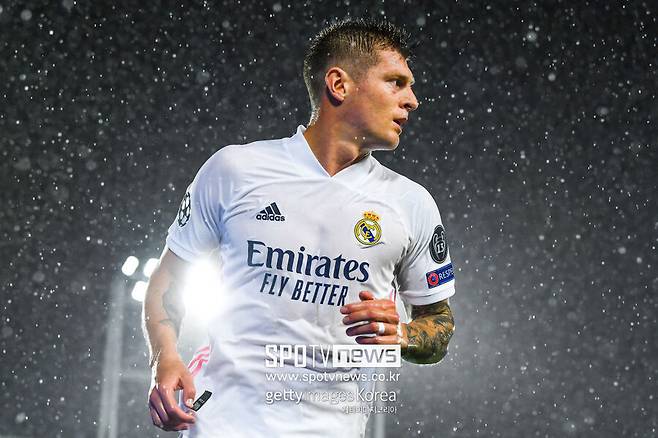 ▲ 독일 출신이자 레알 마드리드의 베테랑 미드필더 토니 크로스가 현역 은퇴를 선언했다. 2007년 바이에른 뮌헨에서 프로에 데뷔해 2014년부터 레알 마드리드에서 뛴 크로스는 무결점 플레이로 교수님이라는 애칭이 붙었다. 특히 패스가 정확한 미드필더로 각광을 받았고, 그의 지난 10년 패스를 모두 모은 결과 경기장 전역을 채워 놀라움을 안긴다.&nbsp;