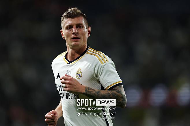 ▲ 독일 출신이자 레알 마드리드의 베테랑 미드필더 토니 크로스가 현역 은퇴를 선언했다. 2007년 바이에른 뮌헨에서 프로에 데뷔해 2014년부터 레알 마드리드에서 뛴 크로스는 무결점 플레이로 교수님이라는 애칭이 붙었다. 특히 패스가 정확한 미드필더로 각광을 받았고, 그의 지난 10년 패스를 모두 모은 결과 경기장 전역을 채워 놀라움을 안긴다.&nbsp;