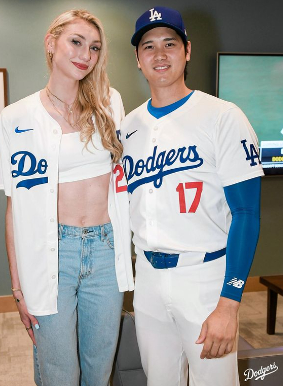 오타니 쇼헤이(오른쪽)가 21일(한국 시각) 미국 캘리포니아주 LA에 위치한 다저 스타디움에서 여자프로농구선수 카메론 브링크와 포즈를 취하고 있다. /사진=LA 다저스 공식 SNS
