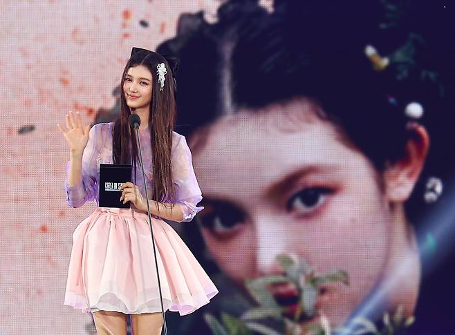 [서울=뉴시스] 김근수 기자 = 뉴진스 다니엘이 21일 서울 종로구 경복궁에서 열린  ‘2024 국가유산 방문 캠페인 : ‘코리아 온 스테이지’ 무대에서 진행을 하고 있다. 2024.05.21. ks@newsis.com /사진=김근수