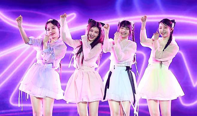 [서울=뉴시스] 김근수 기자 = 걸그룹 뉴진스가 21일 서울 종로구 경복궁에서 열린 ‘2024 국가유산 방문 캠페인 : ‘코리아 온 스테이지’ 무대에서 공연을 펼치고 있다. 2024.05.21. ks@newsis.com /사진=김근수