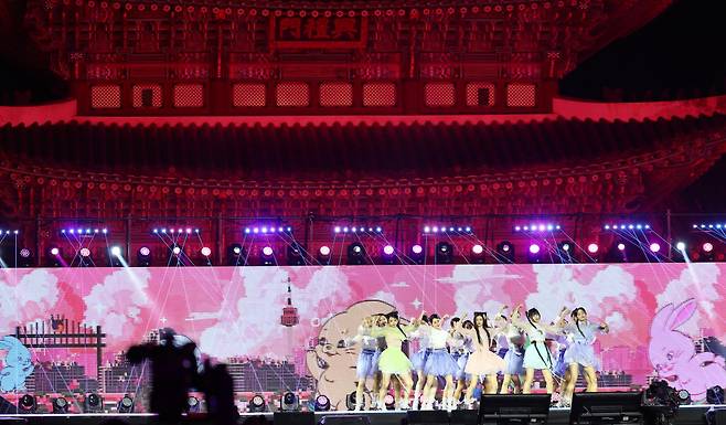 [서울=뉴시스] 김근수 기자 = 걸그룹 뉴진스가 21일 서울 종로구 경복궁에서 열린 ‘2024 국가유산 방문 캠페인 : ‘코리아 온 스테이지’ 무대에서 공연을 펼치고 있다. 2024.05.21. ks@newsis.com /사진=김근수