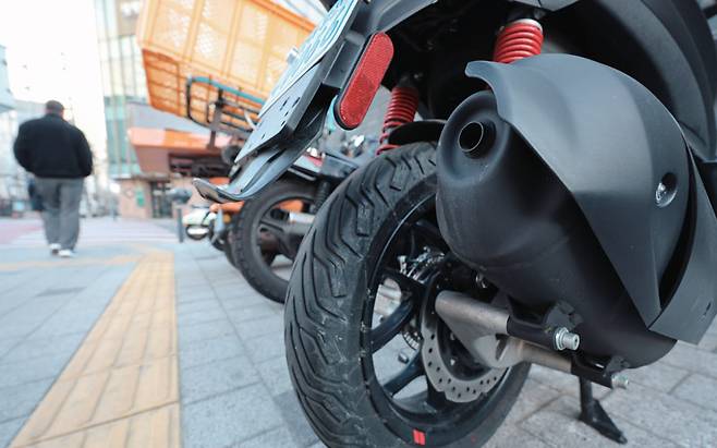 지자체의 불법 이륜차 제재 수위는 일선 공무원의 재량에 좌지우지되는 경우가 많다.[사진=뉴시스]