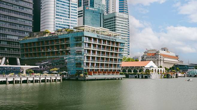 마리나 베이 워터프론트 프롬나드에서 본 더 풀러턴 베이와 더 풀러턴 호텔