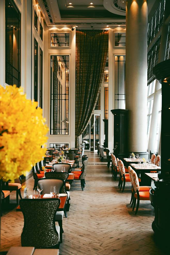 더 풀러턴 베이의 조식 뷔페 레스토랑이자 프렌치 레스토랑인 '라 브라세리'