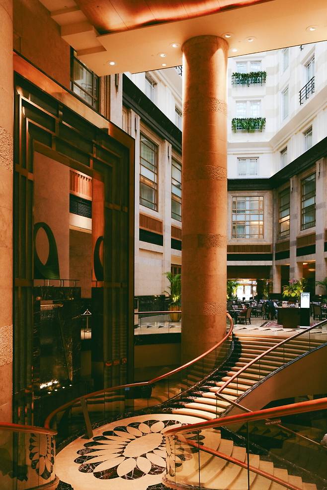 더 풀러턴 호텔의 로비