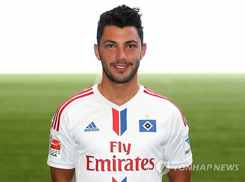 손흥민이 21일(한국시간) 호주 멜버른에 있는 멜버른 크리켓 스타디움에서 진행된 토트넘 홋스퍼의 오픈 트레이닝 행사를 앞두고 전 소속팀 함부르크 동료 톨가이 아슬란(33)과 재회했다. 토트넘은 오는 22일 오후 6시 45분 이곳에서 뉴캐슬 유나이티드와 시즌 종료 후 친선 경기를 갖는다. 손흥민은 이날 오픈 트레이닝 이후 함부르크 시절 절친 아슬란과 포옹했다. 연합뉴스