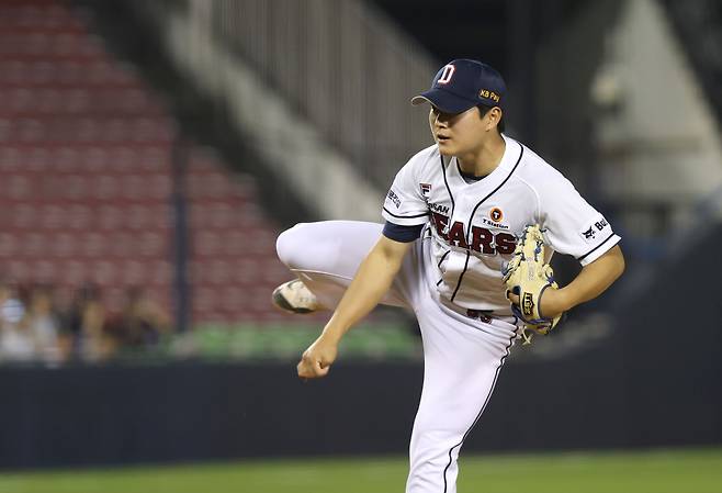 22일 서울 잠실구장에서 열린 2024 신한 SOL Bank KBO리그 SSG 랜더스와 두산 베어스의 경기, 두산이 3-1 승리를 거두고 3연승을 달성했다. 전날 데뷔 첫 세이브를 작성했던 김택연은 이날 1⅔이닝 무실점으로 구원승을 올렸다. 두산 베어스