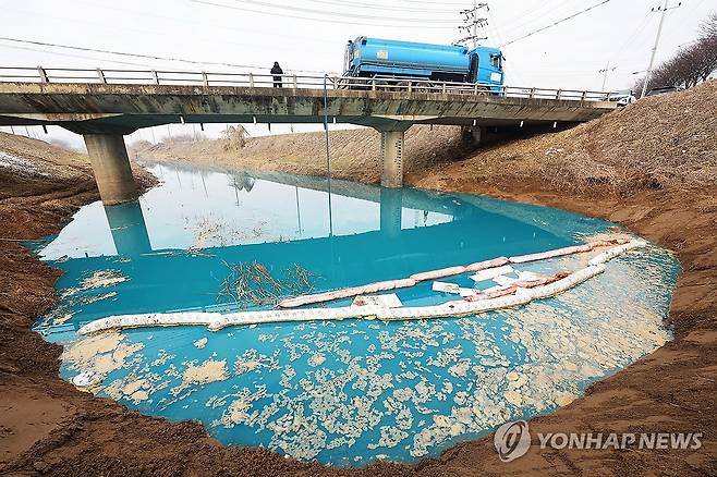 오염된 물 채수하는 폐수운반차량 지난 1월 11일 화성시의 한 위험물질 보관창고에서 발생한 화재 이후 유입된 유해 물질로 오염된 경기도 평택시 청북읍 관리천에서 폐수운반차량이 오염된 물을 채수하고 있다. [연합뉴스 자료사진]